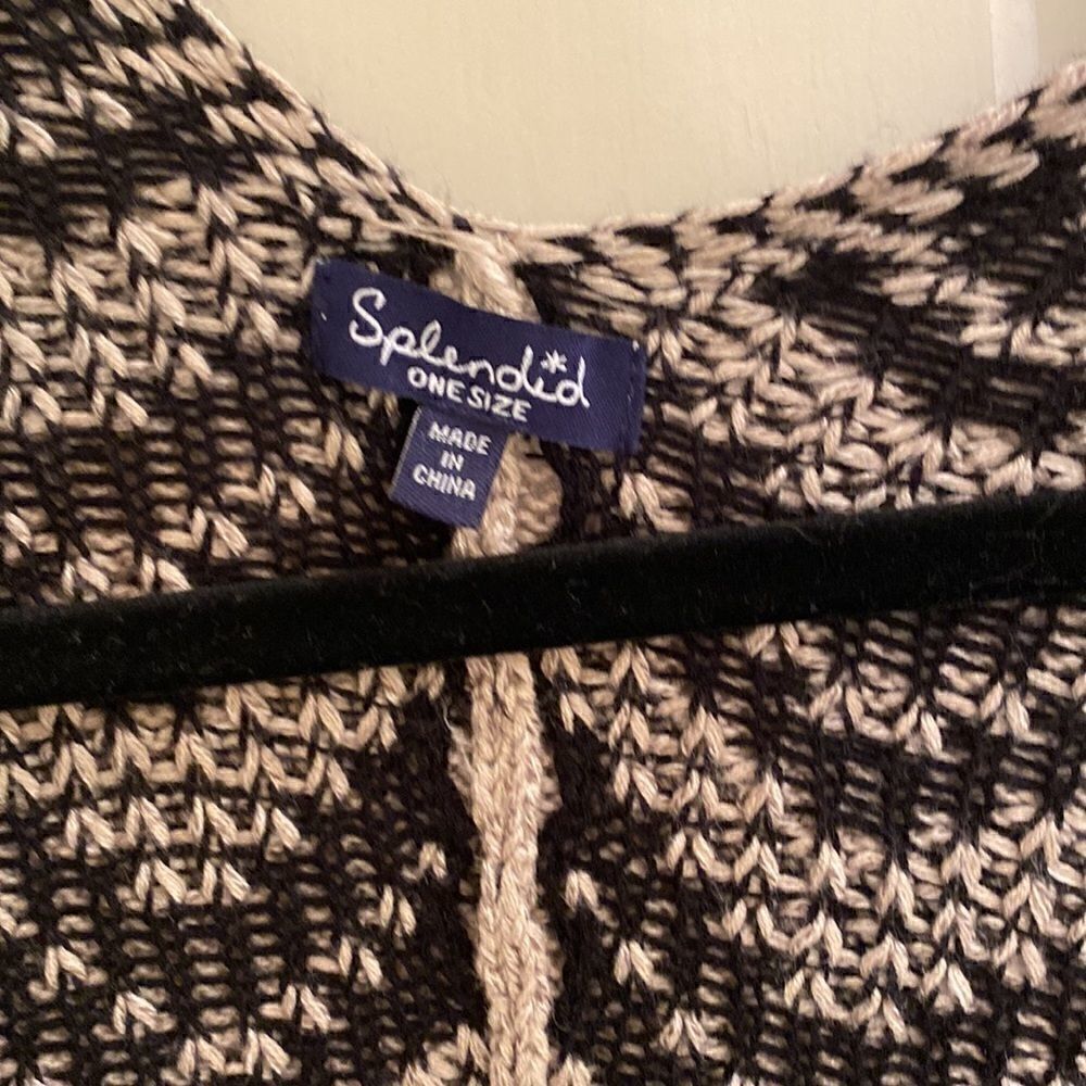 Splendid one size fringe cape - Picture 2 of 4